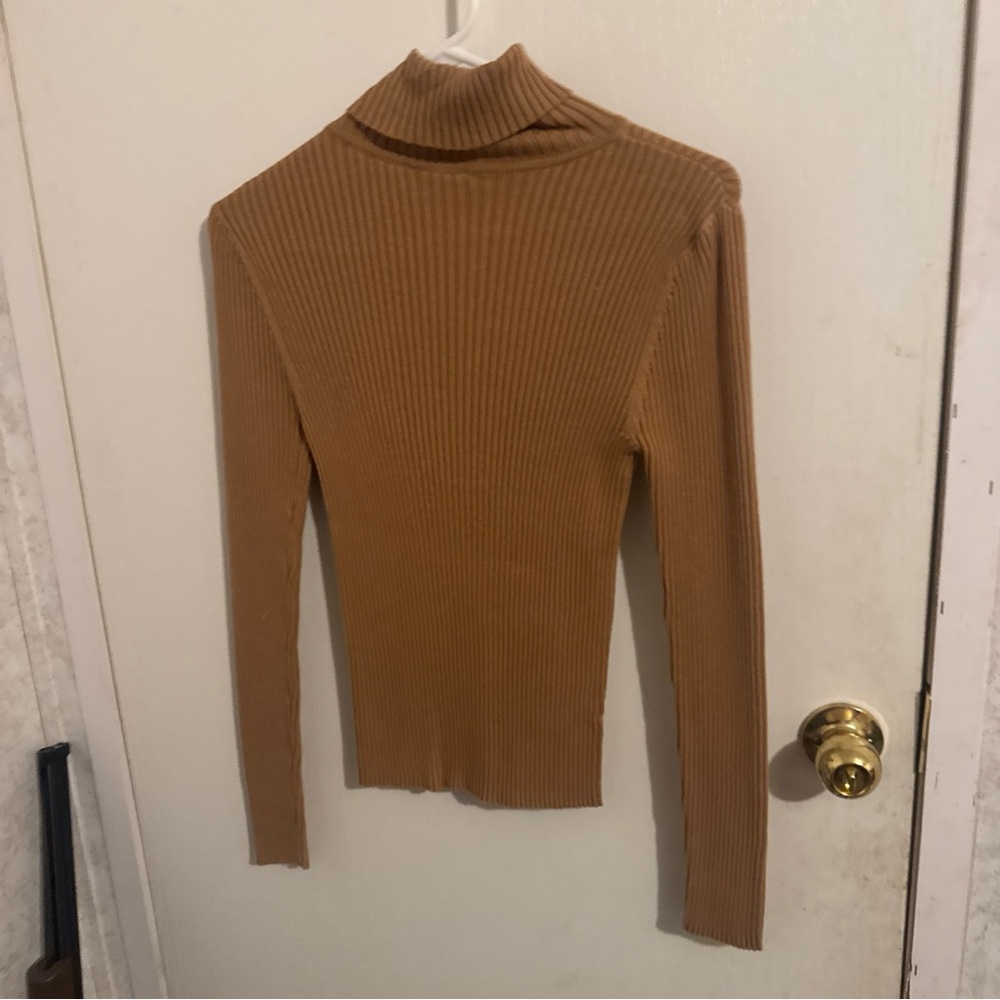Size medium ladies turtleneck sweater. Never worn